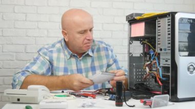 Yavaş hareket ile üzgün ve hayal kırıklığı Engineer sabitleme donanım sorunları