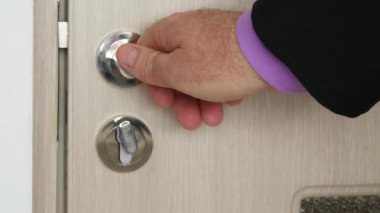 Iş Işadamı el açılış şirket ofis kapı ile çekim