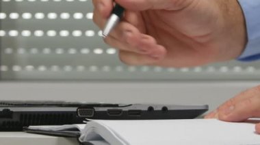Ofiste işadamı gündem takvimi ve Use laptop veritabanı yazma