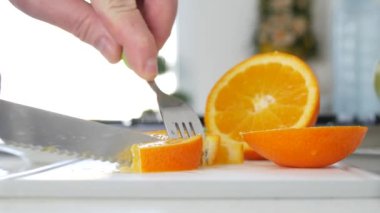 Taze tatlı ve aromalı dilimleri bir salata bir portakal meyve için adam Cut