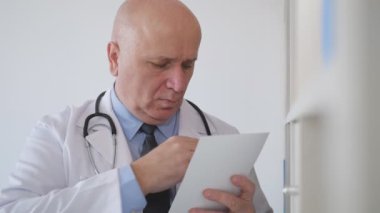 Tıbbi tedavi için bir reçete yazma güvenli doktor ile yavaş hareket