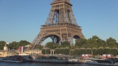 Eyfel Kulesi yakınındaki Paris 'te Seine Nehri üzerinde görevli turist tekneleri bekleyin turistler