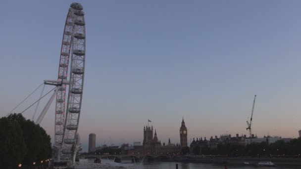 London Downtown Cityscape a London Eye és a Thames folyó Alkonyat — Stock videók