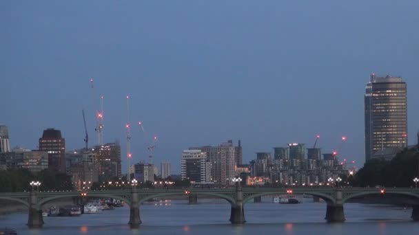 Puente de Westminster Río Támesis y edificios modernos en la noche en la ciudad de Londres — Vídeos de Stock