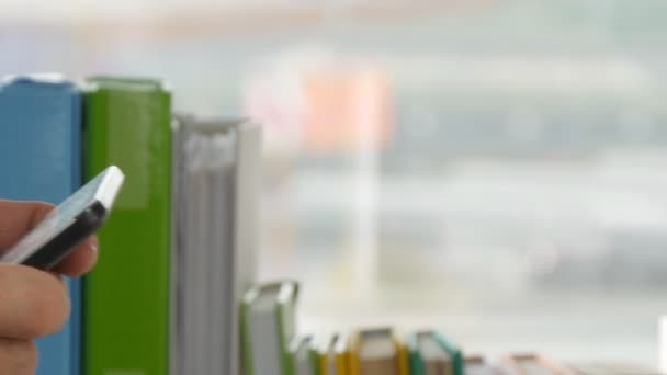 Fermer texte de main d'homme d'affaires utilisant la communication de téléphone portable dans le bureau de l'entreprise 