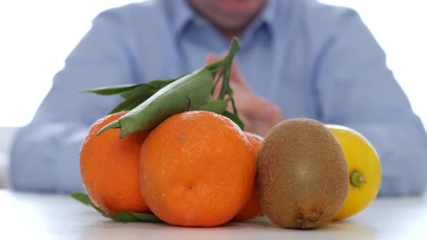 Mann präsentiert frische und süße tropische Früchte und macht rastlose Handgesten — Stockvideo