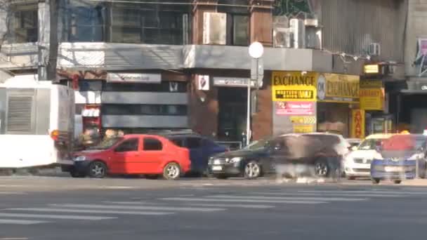 City time lapse med människor Walking snabb och bil trafik i trångt Downtown — Stockvideo