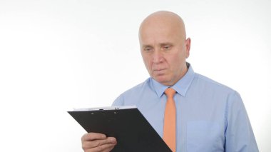 Pano bakarak işadamı görüntü dikkat teknik belgeler ile okuyun