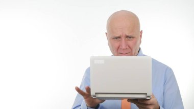 Hayal kırıklığı Işadamı laptop kötü haber okuyun ve sinir el jestleri olun