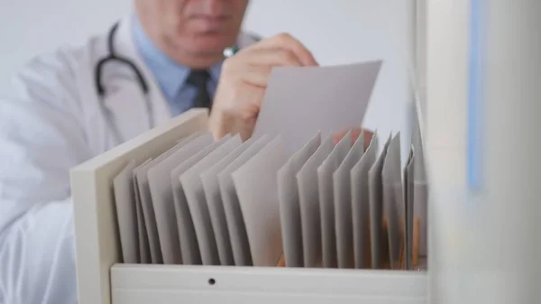 Изображение врача в больничном кабинете, записанное в медицинском документе — стоковое фото