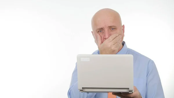 失望したビジネスマンは、ノートパソコン上の驚きの財務の悪いニュースを読ん — ストック写真