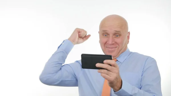 Affärs man Reading otroligt goda nyheter på Tablet och Gesturing Happy — Stockfoto