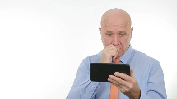 Занепокоєний бізнесмен читання неймовірні погані фінансові новини на планшеті — стокове фото