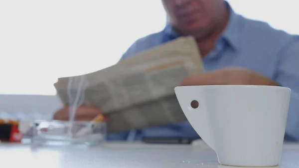 Empresário fazendo uma pausa Leia jornal fumar um cigarro e beber um café — Fotografia de Stock