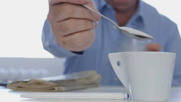 Бизнесмен расслабиться Подготовка горячего кофе добавление сахара с ложкой Стоковая Картинка