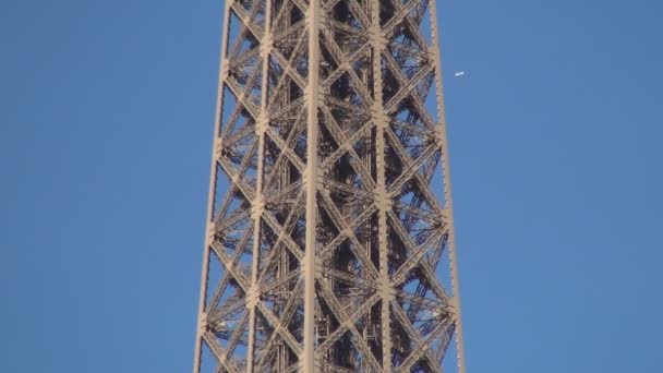 Immagine dettagliata con la Torre Eiffel Struttura metallica di Parigi — Video Stock