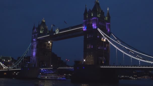 London Downtown Night View med Tower Bridge och båt trafik på Thames River — Stockvideo