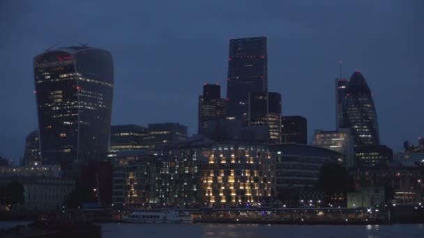 Londons Innenstadt mit Bürogebäuden, Wolkenkratzern und Themse in Nachtsicht — Stockvideo