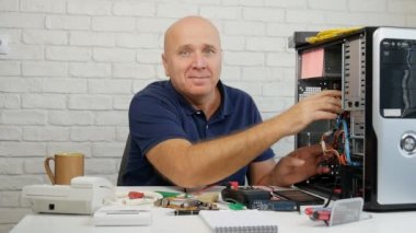 Teknisyen çalışma elektronik parçalar ve bilgisayar donanımı düzeltmek için çalışıyor