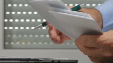 Iş adamı ofisi vergi ve faturalar için ödeme belgelerini arama