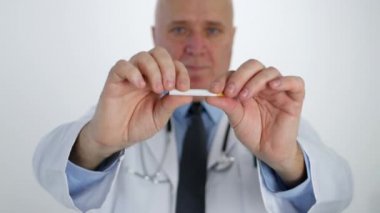 Doktor Anti Tütün kampanyası sigara break ve Iyi Iş Işareti olun