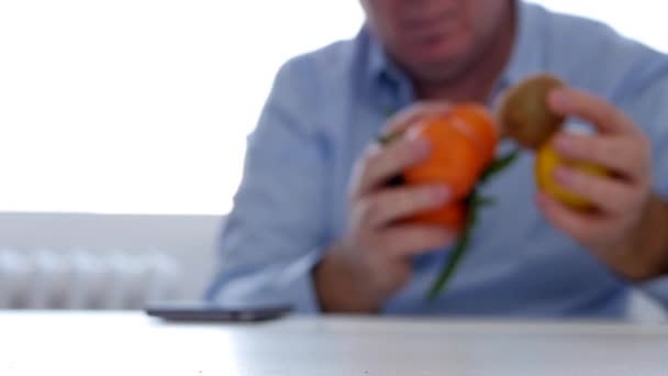 남자 연구 및 천연 비타민 섭취를 권장 열 대 신선한 과일을 제공 — 비디오