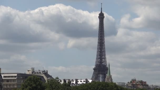 Panoramatický výhled s mraky pohybující se rychle nad pařížskou oblohou a Eiffelovou věží
