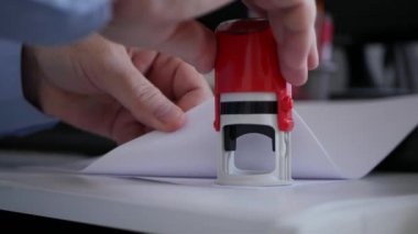 Ofis odasında iş adamı resmi Şirket belgeleri ve sözleşmeleri damgalama