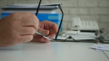 Iş toplantısında gözlük ile huzursuz jestler yapma işadamı eller