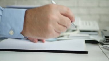 İş adamı ofis odasında mali belgelerle çalışma belgeleri okuma ve Imzalama