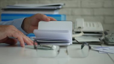 Iç ofis tarama gündem sayfaları mali notlar arama işadamı