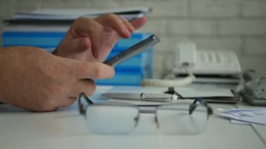 Ofis odasında iş adamı Cellphone teknoloji metin finansal bilgi kullanma