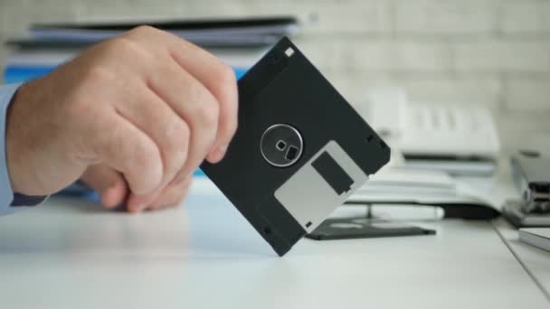 Huzursuz Işadamı el bir floppy disk sinir jestleri olun tutmak — Stok video