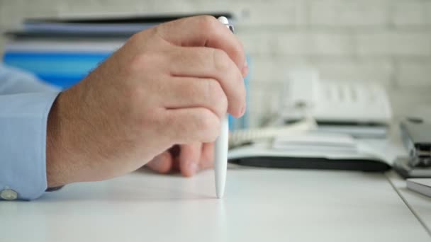 Nerveuze zakenman in Accounting Office maken rusteloze hand gebaren met een pen — Stockvideo