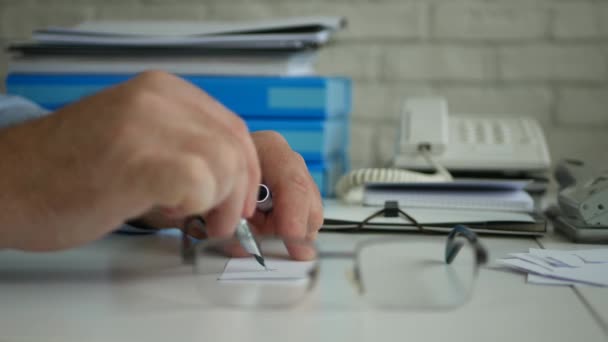 Бізнесмен Крупним планом Зображення Офіс внутрішніх справ Підписання фінансового документа Використовуючи ручку — стокове відео