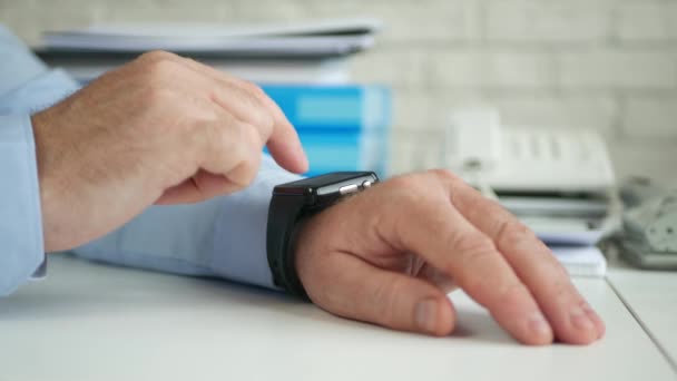 Un homme d'affaires accède à la technologie Smartwatch et envoie un message via Internet — Video