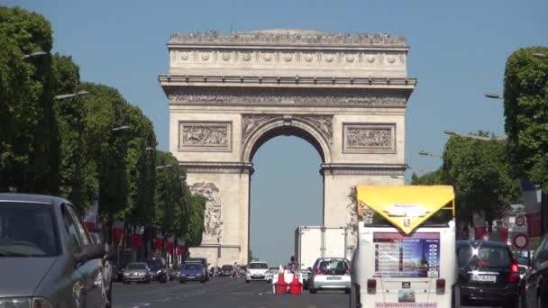 Елисейский бульвар Шарль де Голль и памятник Триумфальной арке — стоковое видео