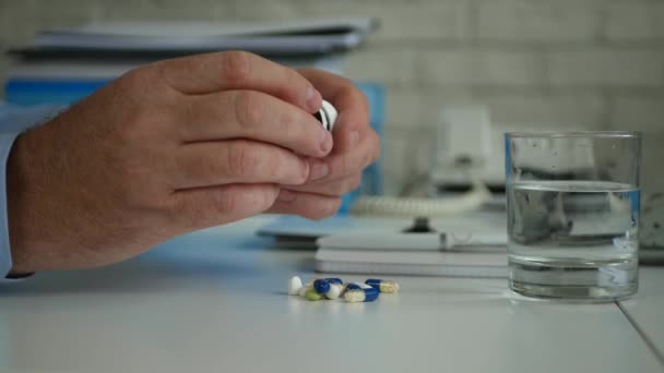 Empresário sofredor na sala de escritório Abra um destinatário e tome pílulas médicas — Vídeo de Stock