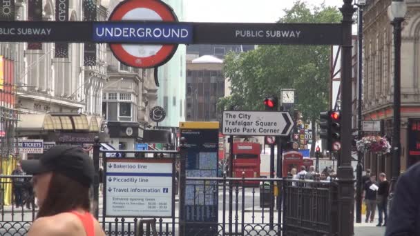 Turister och tunnel bana entré i underground London kollektivtrafik — Stockvideo