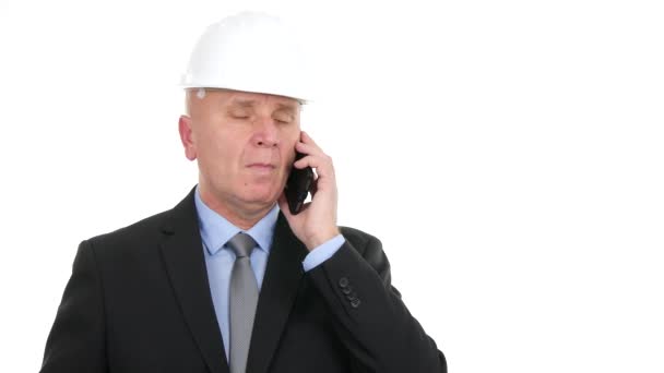 Бізнесмен зображення носіння Hardhat і чорний костюм говорити бізнес стільниковий телефон — стокове відео