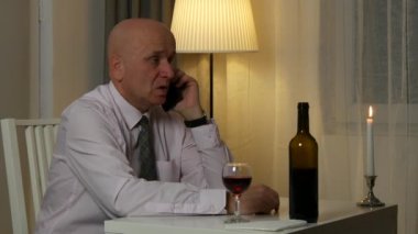 Restoran rahat Işadamı phones Connection kullanarak bir konuşma yapmak