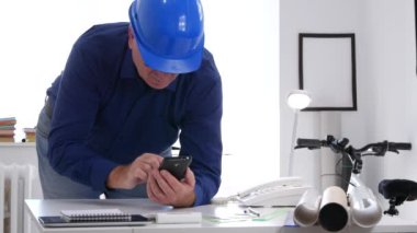 Engineer Office cep telefonu ağ kullanarak masa metin planları ile Mimar