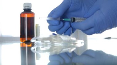 Doktor Hands özel eldiven ile korunan bir şırınga tablosundan kontrol