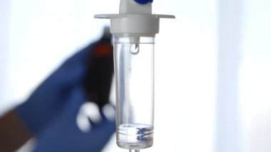 Tıbbi perfüzyon damlama ve Doktor eller Blur kontrol tıp alıcı