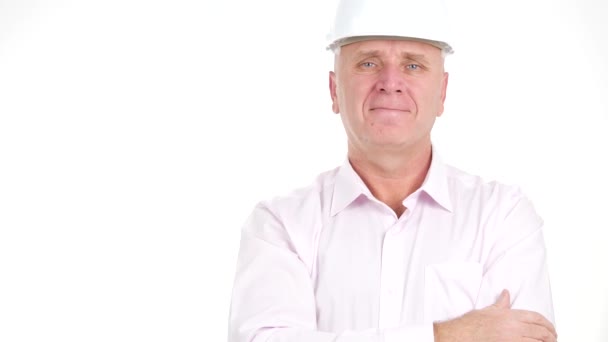 Бизнесмен в шлеме Улыбается в телевизионном интервью для прессы — стоковое видео
