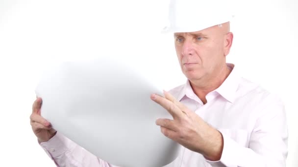 Empresario con Hardhat abierto y leer plan de construcción o proyecto de construcción — Vídeo de stock