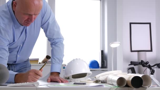 Architecte ingénieur Analyser les plans de construction et faire des calculs techniques — Video