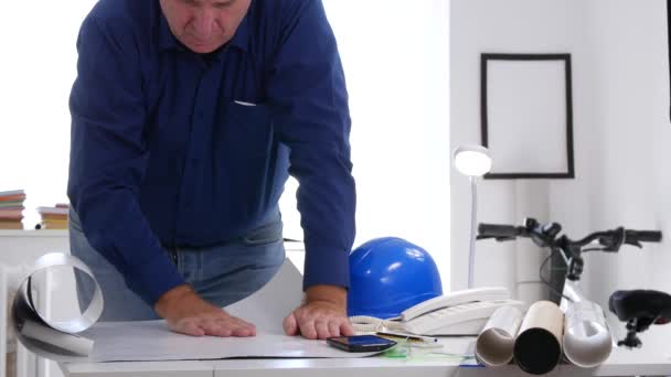 Ingeniero ocupado Examine un plan de construcción Pensando en la calma y haciendo cálculos — Vídeo de stock