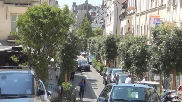 Imagen de la calle Paris Rue Ybry con tráfico de coches y gente caminando por la acera — Vídeos de Stock