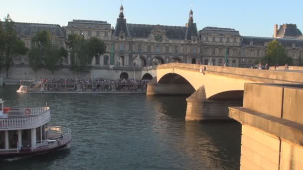 Ponte Velha Sobre o Sena Curso de Água com Turistas Navios Navegando no centro de Paris — Vídeo de Stock